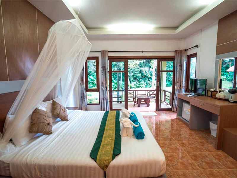 Quarto do Tonsai Bay Resort com cama de casal e varanda