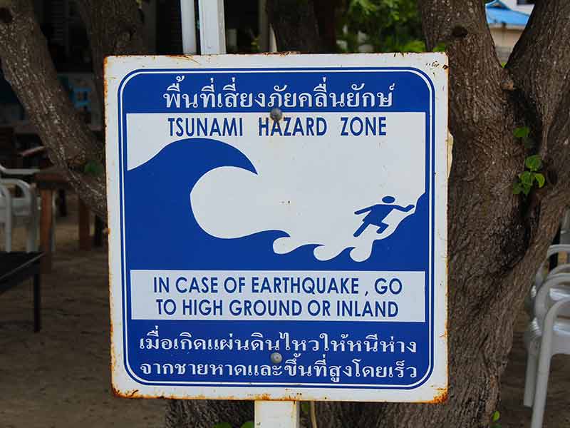 Placa mostra risco de tsunami na Tailândia