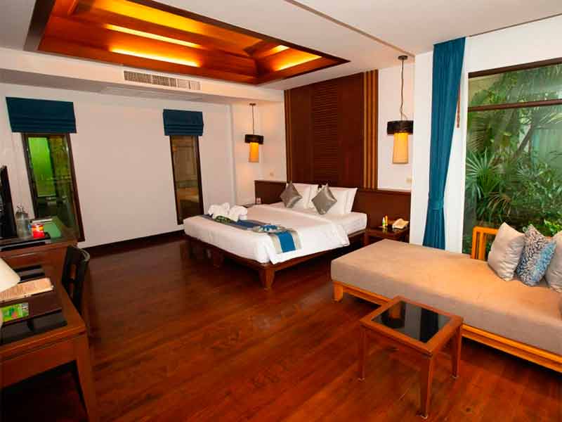 Quarto do Railay Village Resort com cama de casal e chão de madeira