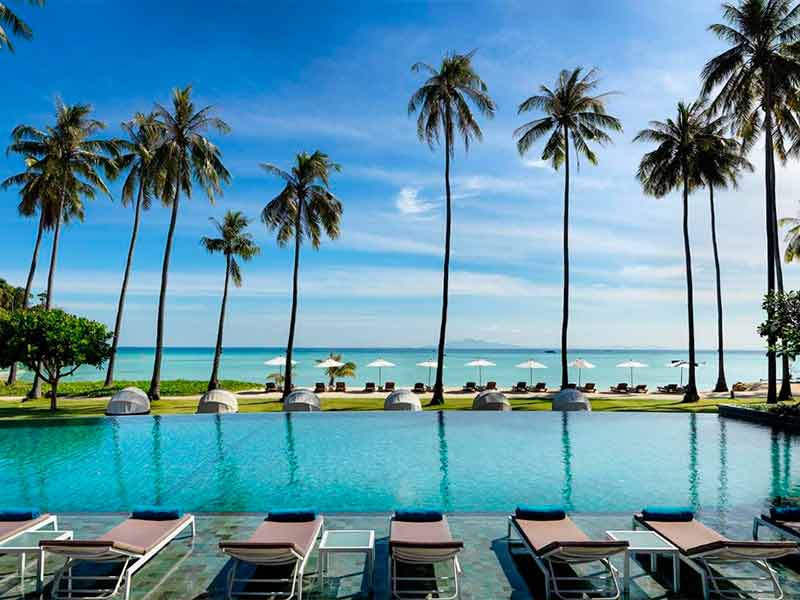 Piscina do SAai com guarda-sóis e vista para o mar