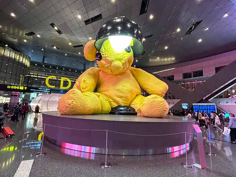 Urso de pelúcia gigante no aeroporto internacional de Doha, no Qatar