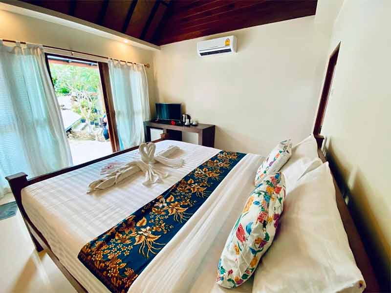 Quarto do Chunut, dica de hotel em Phi Phi, com cama de casal, TV e ar-condicionado