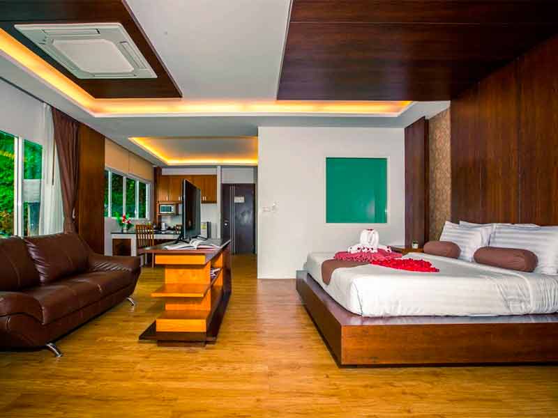 Quarto do Phi Phi Cliff Beach Resort com cama de casal e sofá