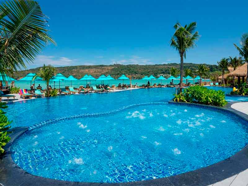 Piscina do Coco Beach, dica de onde ficar em Phi Phi, com guarda-sóis e vista para o mar