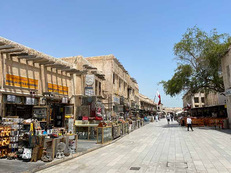 Souq Waqif, dica do que fazer durante conexão em Doha, em dia de céu azul e com pouco movimento