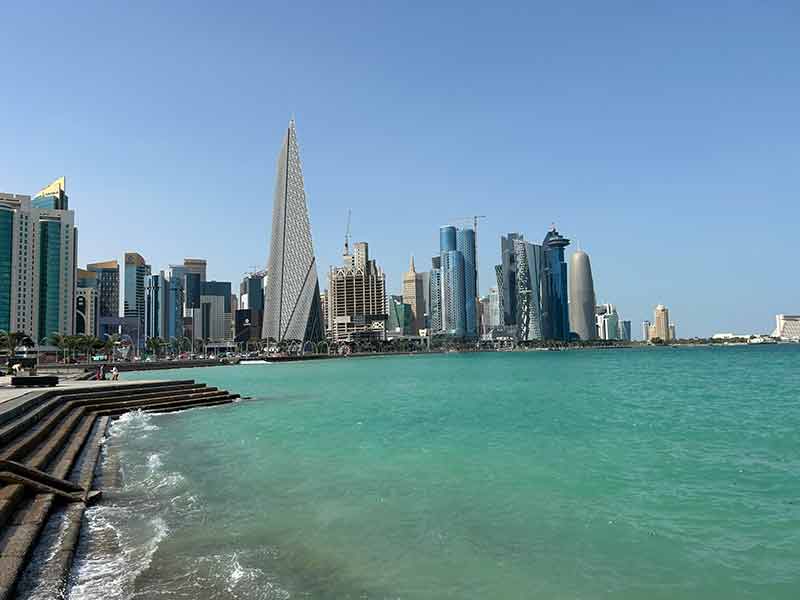 Prédios à beira-mar no Corniche em dia de céu azul