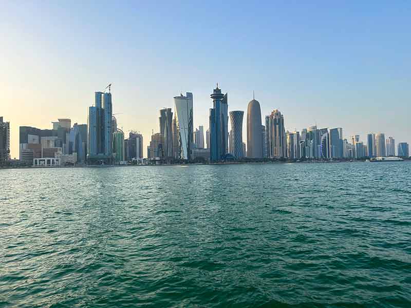 Skyline de Doha com mar à frente