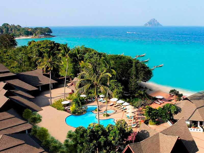 Vista aérea do Holiday Resort, dica de onde ficar em Phi Phi, com piscina e praia