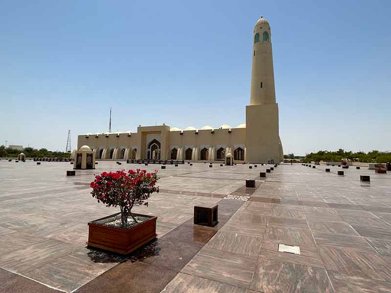 Parte externa da Mesquisa Nacional do Qatar, dica do que fazer durante conexão em Doha em dia de céu azul