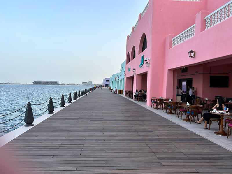 Casas coloridas na beira da água no Mina District