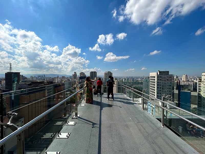 Pessoas curtem o visual do Mirante Sesc Avenida Paulista