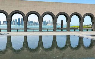 Parte externa do Museu de Arte Islâmica com vista para os prédios durante conexão em Doha
