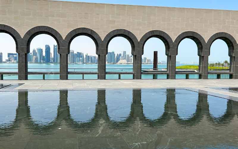 Parte externa do Museu de Arte Islâmica com vista para os prédios durante conexão em Doha