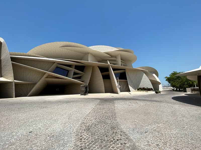 Parte externa do Museu Nacional do Qatar em dia de céu azul