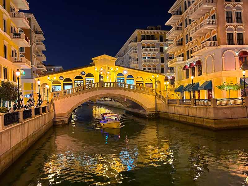 Barco passeia pelo The Pearl, dica do que fazer em conexão em Doha, em parte temática de Veneza