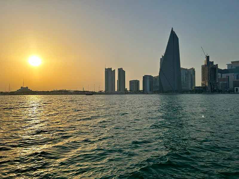 Pôr do sol em passeio de barco durante conexão em Doha