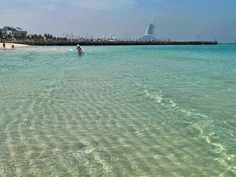 Mulher de biquíni em uma das praias de Dubai