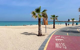 Calçadão com mar ao fundo em uma das praias de Dubai