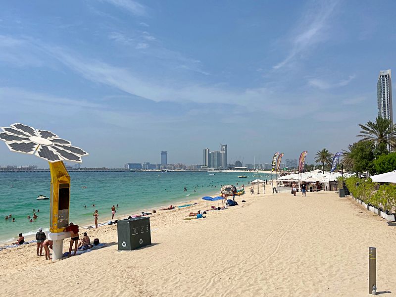 Banhistas na JBR Beach em Dubai Marina