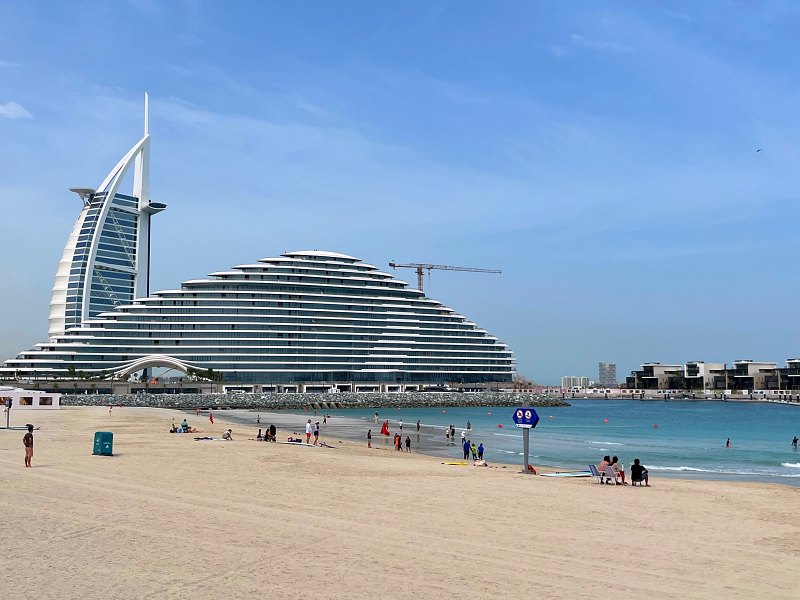 Burj Al Arab visto na Jumeirah Public Beach, uma das praias de Dubai