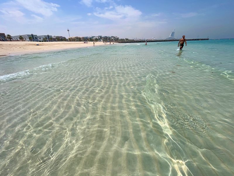Praia de Kite Beach, com água cristalina com Burj Al Arab ao fundo