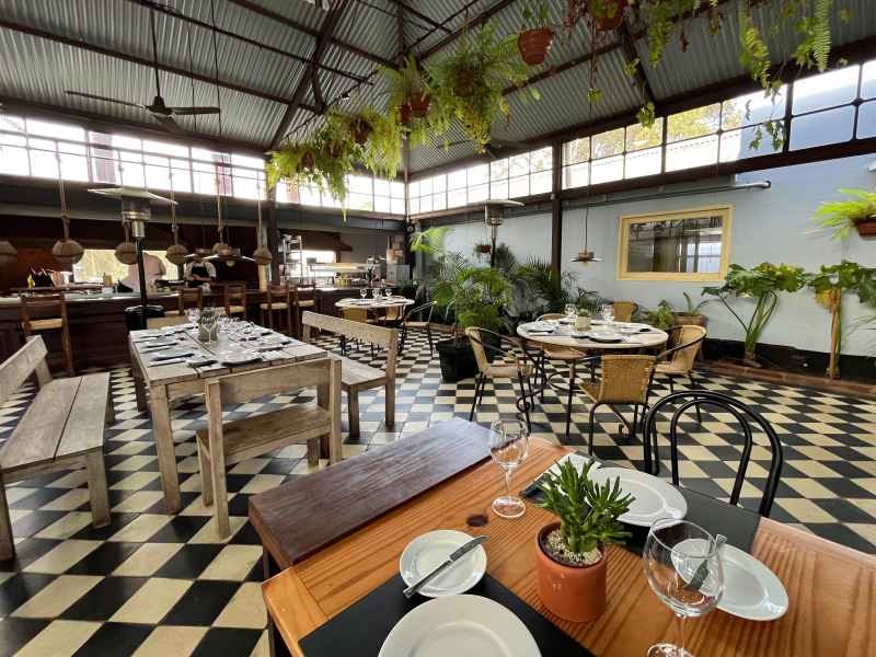 Cozinha aberta e mesas do restaurante Narbona em Punta del Este