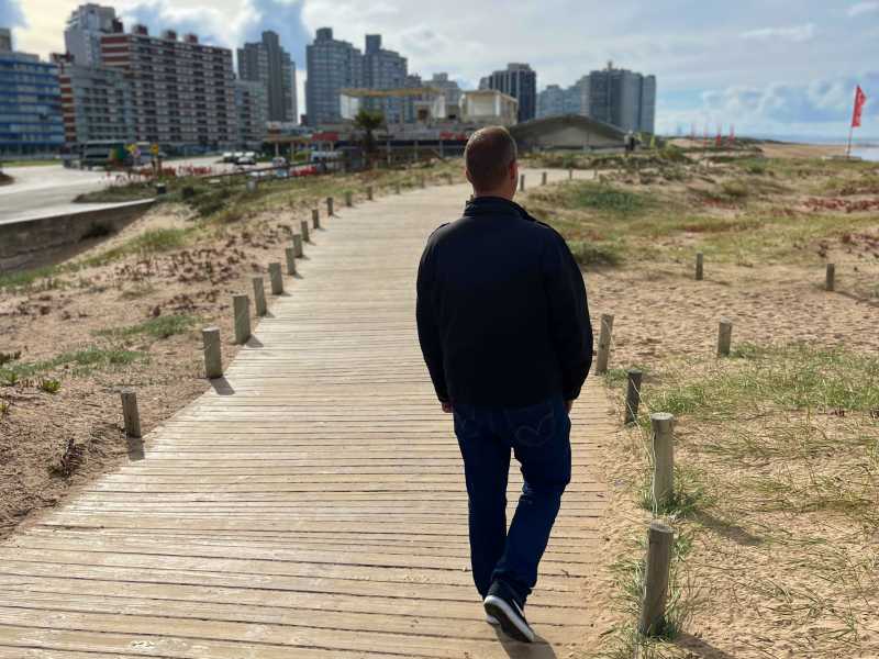 Homem caminha na Playa Brava em Punta del Este