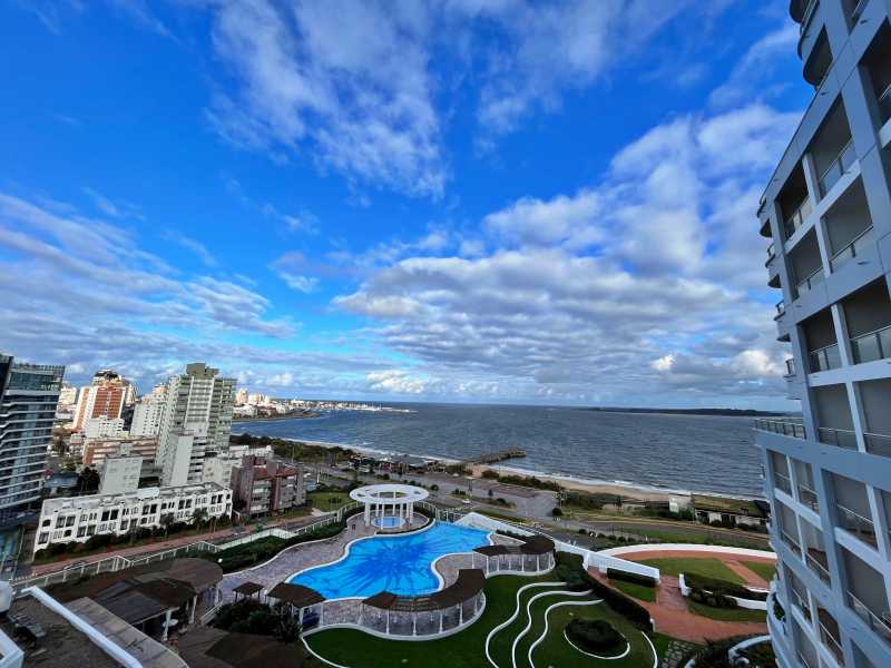 Vista da Playa Mansa e da piscina a partir do Enjoy Punta del Este