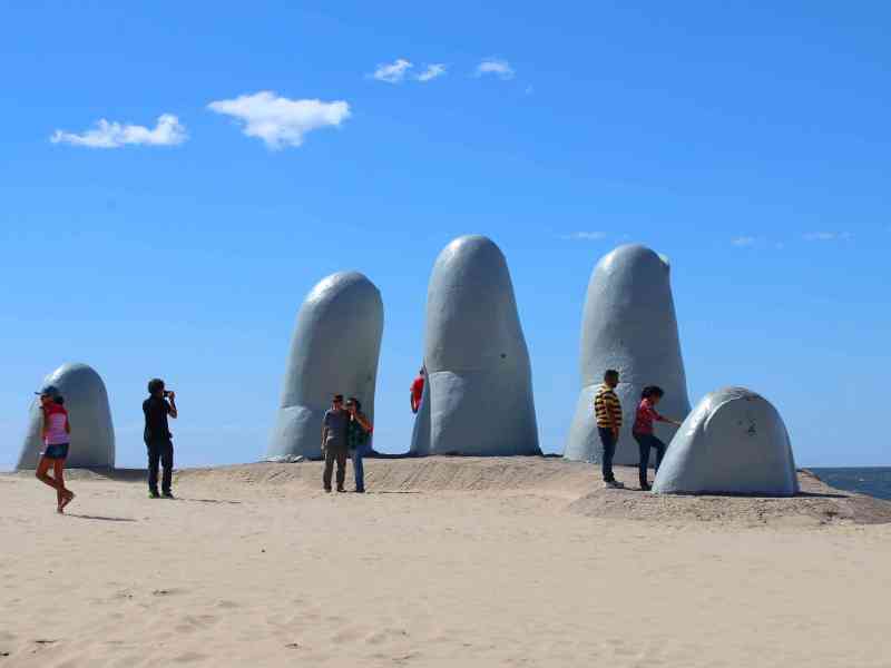 Escultura Los Dedos, mão saindo da areia em Punta del Este