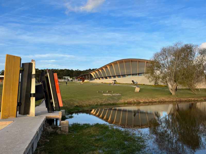 Fachada e Parque das Esculturas do MACA, museu no Uruguai