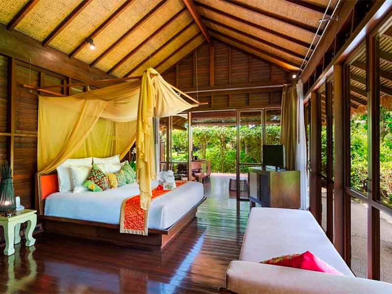 Quarto do Zeavola, dica de onde ficar em Phi Phi, com cama de casal, piso de madeira e grandes janelas