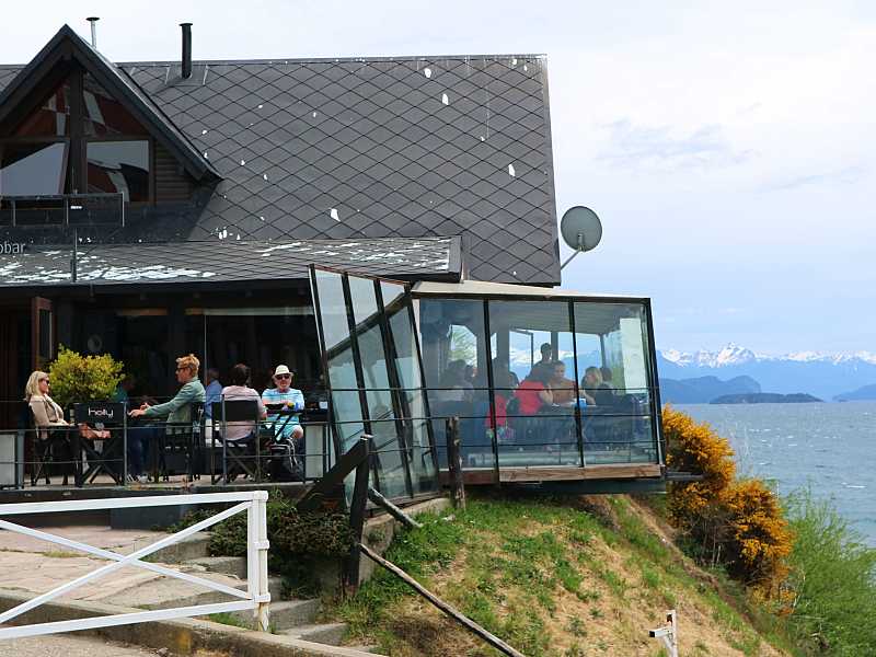 Fachada do Almado, um dos restaurantes em Bariloche com vista para o lago e montanhas