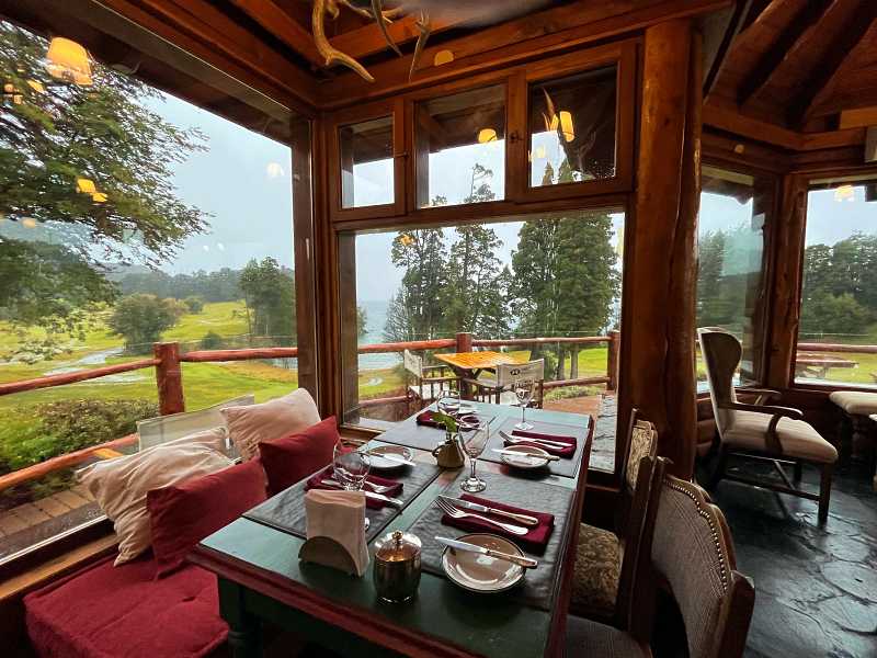 Mesas com vista pro lago e montanhas no Bechamel, um dos melhores restaurantes em Bariloche