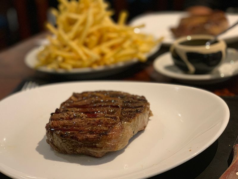 Carne e batata frita do El Boliche de Alberto, um restaurante em Bariloche