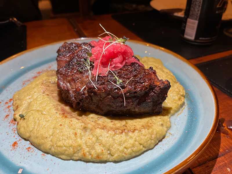 Ojo de bife com purê de brócolis no Carnero Carnes