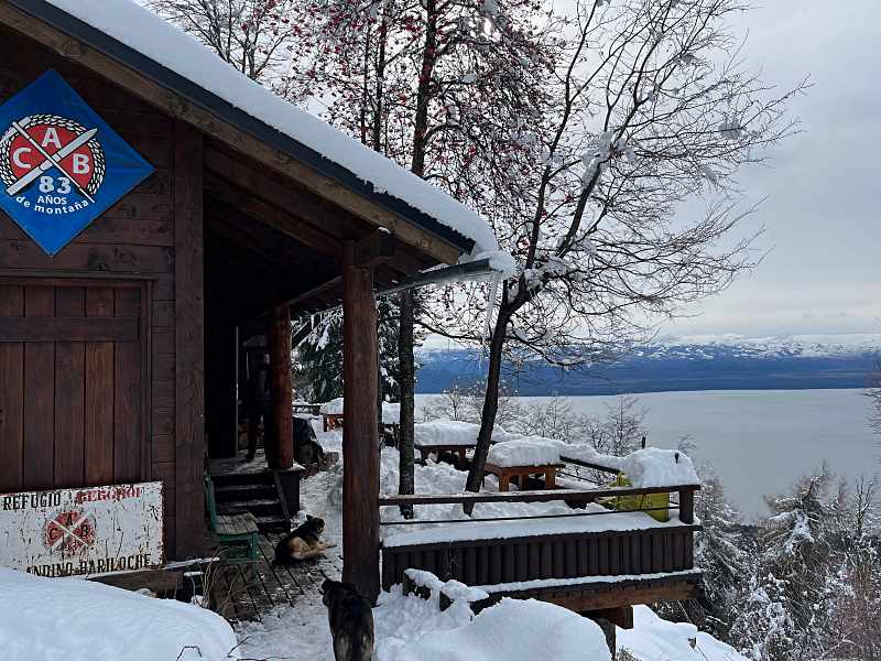 Vista de cabana com neve no Refúgio Berghof em Bariloche