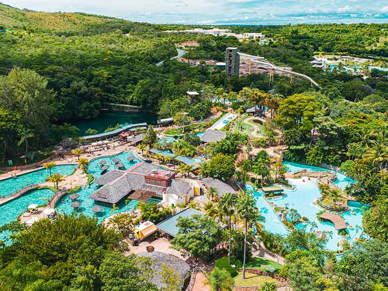 Vista de cima do Hot Park com piscinas e toboáguas