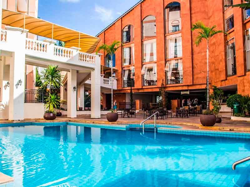 Piscina externa do hotel Giardino, dica de onde ficar em Rio Quente, com prédio ao fundo