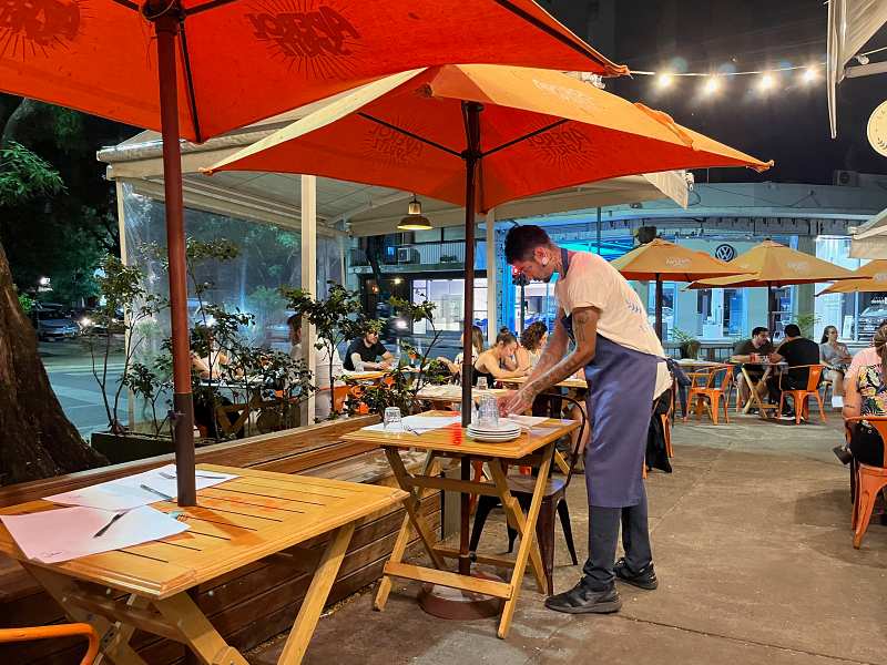 Garçom arruma mesa em restaurante de Buenos Aires; quanto dar de gorjeta na Argentina?