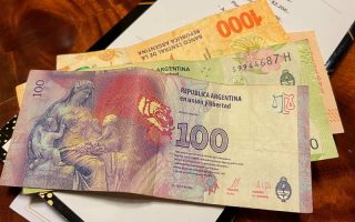 Notas de pesos argentinos para pagar a conta incluindo a gorjeta na Argentina