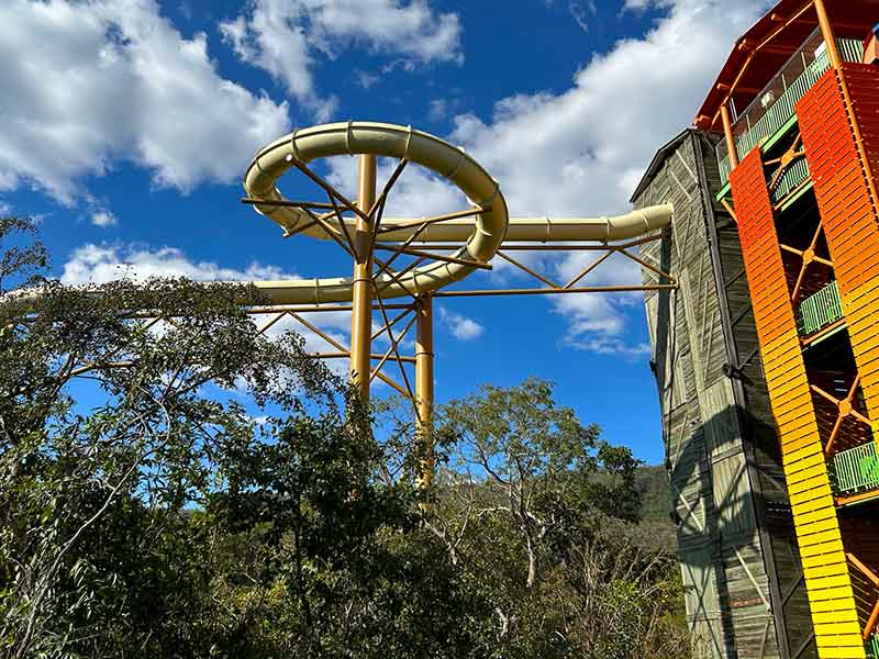 Toboágua Xpirado, no Hot Park, no Rio Quente Resorts, em dia de poucas nuvens no céu