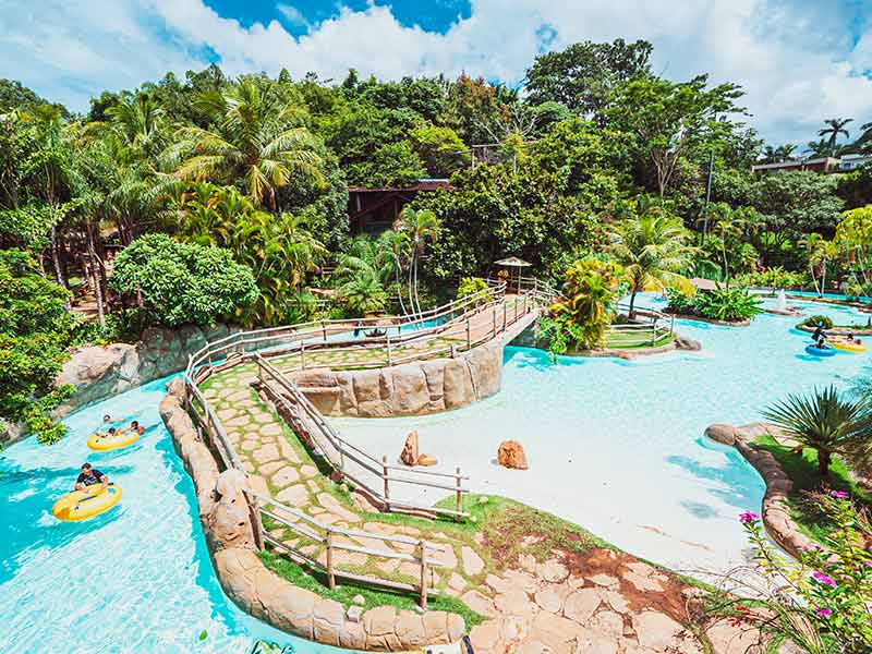 Pessoas se divertem em boias nas piscinas do Hot Park, em Rio Quente, Goiás