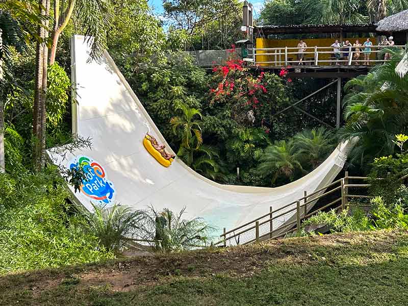 Boia vai de um lado ao outro em formato de U no Half Pipe, no Hot Park