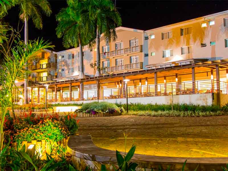 Área externa do Hotel Pousada, dica de onde ficar em Rio Quente, com árvores e luzes