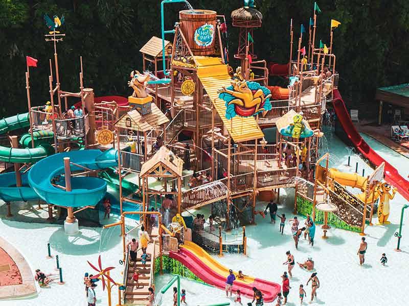 Crianças e adultos se divertem no Hotibum, área infantil do Hot Park, em Caldas Novas