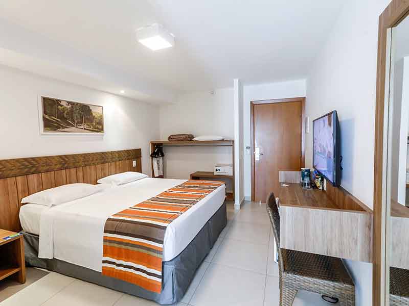 Quarto do Hotel Turismo, no Rio Quente Resorts, com cama de casal e TV