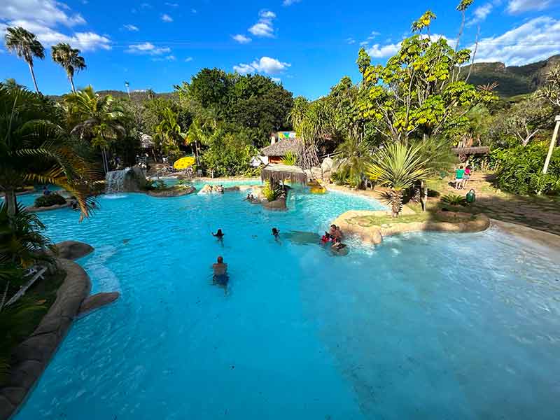 Pessoas se divertem no Lazy River, no Hot Park, em Rio Quente, em dia de poucas nuvens