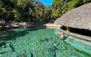 Pessoas curtem as piscinas quentes do Parque das Fontes, no Rio Quente Resorts