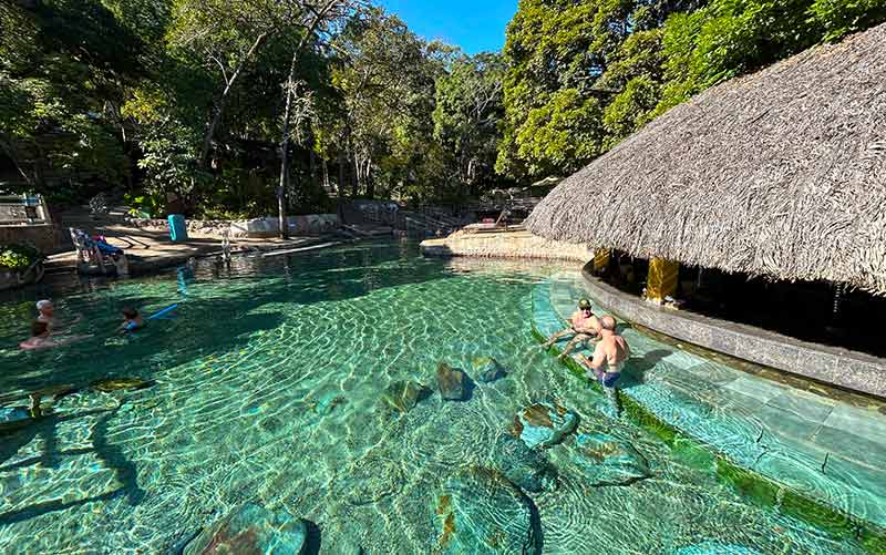 Pessoas curtem as piscinas quentes do Parque das Fontes, no Rio Quente Resorts