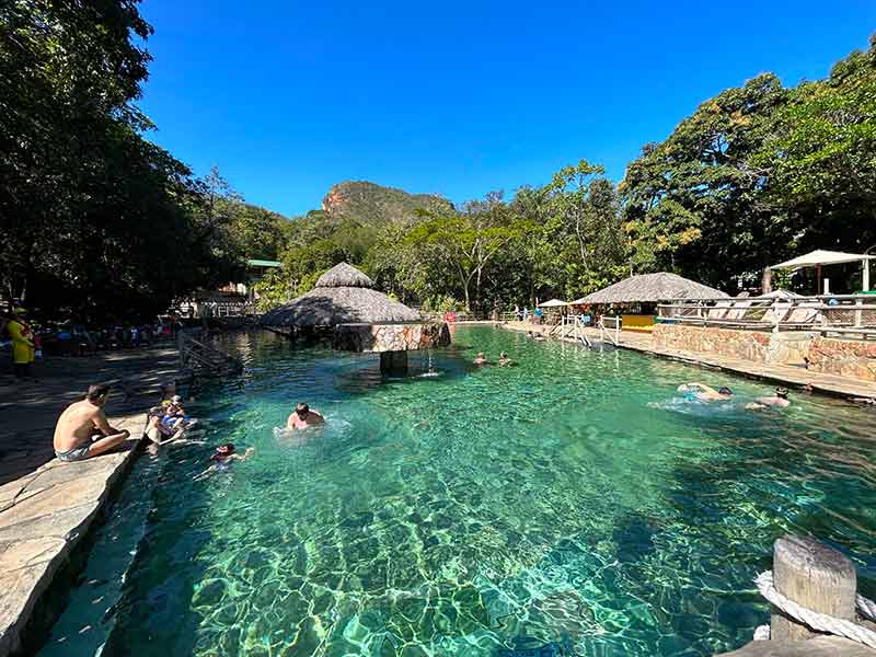 Pessoas nadam nas águas quentes e cristalinas do Parque das Fontes, no Rio Quente Resorts